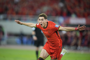 德天空：多特为阿德耶米提供720万欧年薪合同，但未满足要求（德天空：多特开出年薪720万欧合同，未达阿德耶米预期）