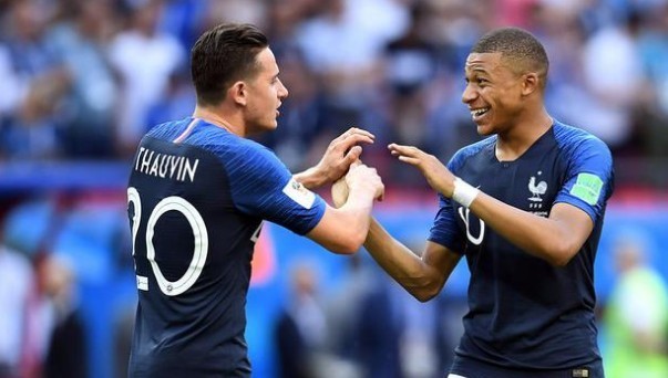 诺伊尔：没考虑重返德国队，希望活在当下和拜仁一起奋斗（诺伊尔：不考虑回归国家队，专注当下，与拜仁并肩作战）